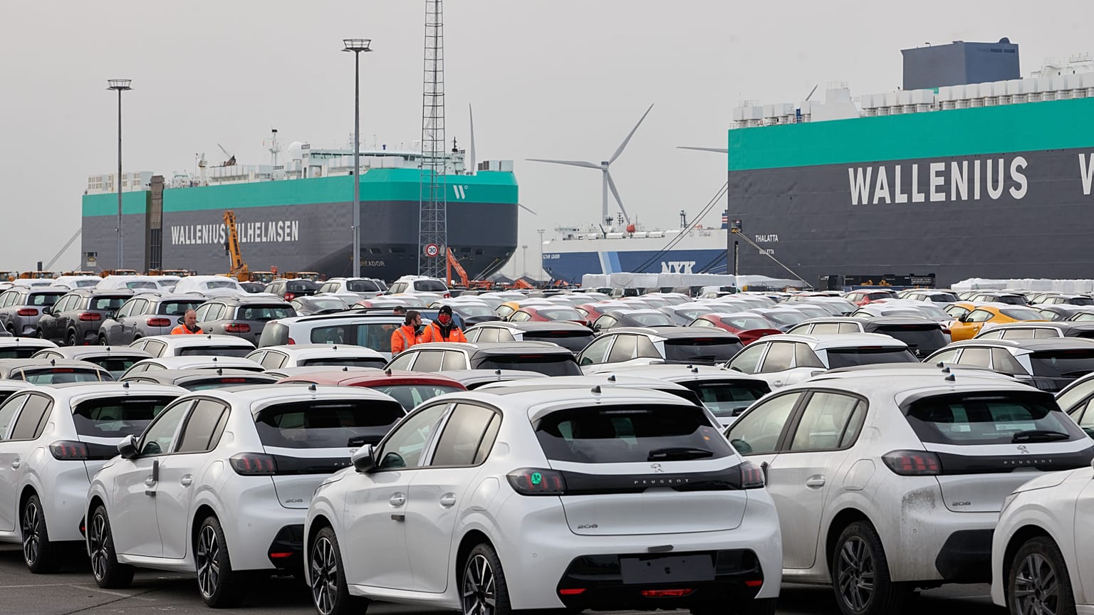 Automóviles nuevos esperan a ser transportados en un astillero del puerto de Amberes-Brujas.
