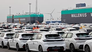 Automóviles nuevos esperan a ser transportados en un astillero del puerto de Amberes-Brujas.