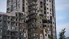 Un immeuble d'habitation endommagé par une attaque de missiles russes à Kharkiv, en Ukraine, le mardi 14 mai 2024.  évacuée de Vovchansk, en Ukraine, le dimanche 12 mai 2024.