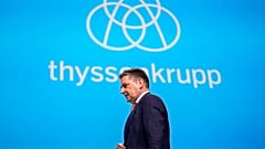 Ο νέος διευθύνων σύμβουλος της ThyssenKrupp AG, Miguel Angel Lopez Borrego, στο κέντρο, περπατά κάτω από το λογότυπο της εταιρείας κατά την ετήσια συνέλευση της χαλυβουργίας στη Γερμανία, 2 Φεβρουαρίου 2024. 