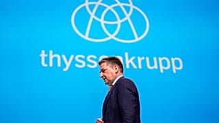 ThyssenKrupp AG'nin yeni CEO'su Miguel Angel Lopez Borrego, ortada, çelik üreticisinin Almanya'daki yıllık toplantısında şirket logosunun altında yürüyor, 2 Şubat 2024. 