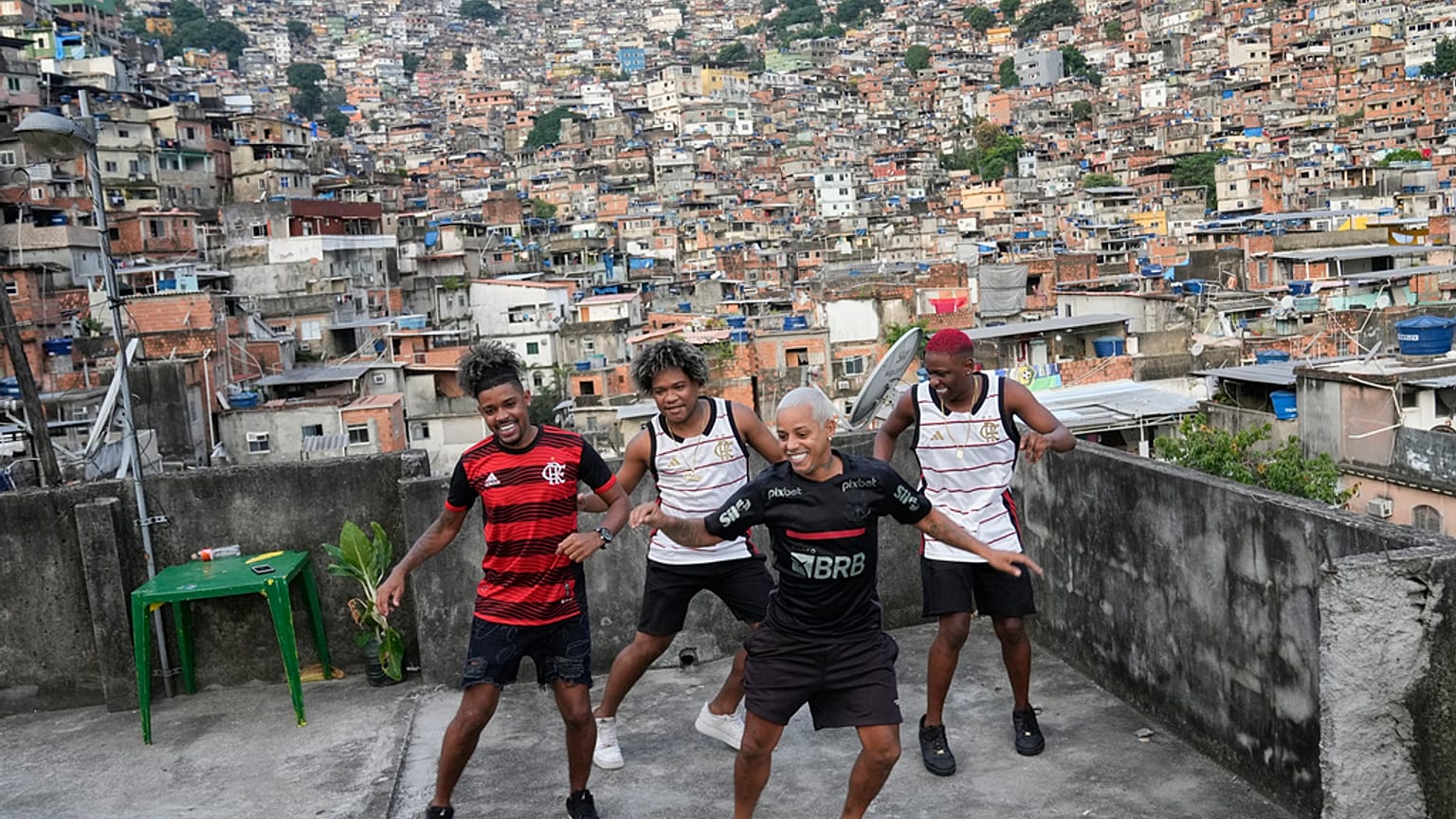 Jugendliche führen Passinho für ihre Social-Media-Accounts in der Favela Rocinha in Rio de Janeiro, Brasilien, am 17. April 2024 auf.