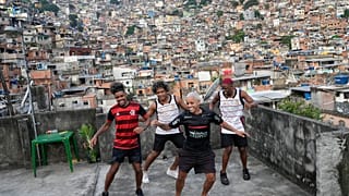 Jugendliche führen Passinho für ihre Social-Media-Accounts in der Favela Rocinha in Rio de Janeiro, Brasilien, am 17. April 2024 auf.