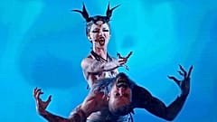 Bambie Thug aus Irland performt den Song Doomsday Blue während des großen Finales des Eurovision Song Contest in Malmö, Schweden, Samstag, 11. Mai 2024.