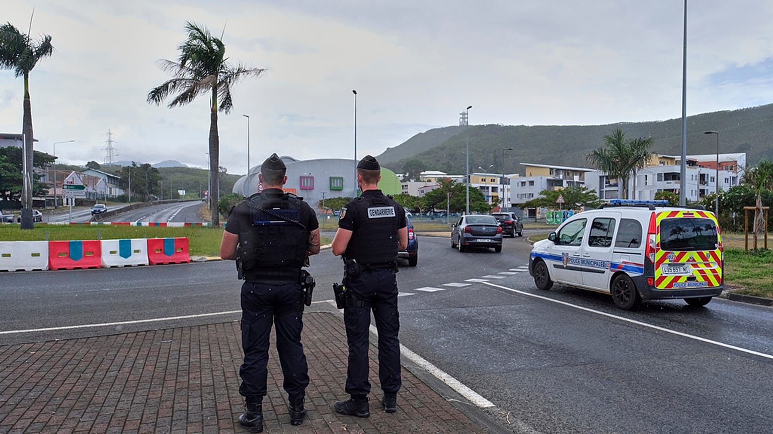 Polícia franceses faz patrulha numa rotunda em Noumea, Nova Caledónia.