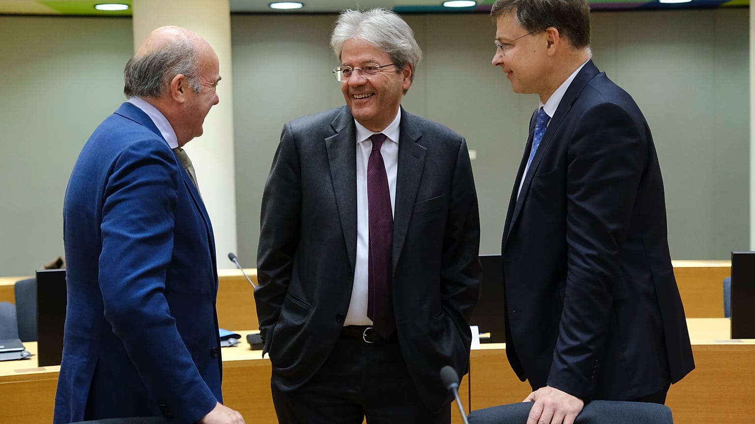 Ο αντιπρόεδρος της ΕΚΤ, Λουίς ντε Γκίντος, ο Επίτροπος Οικονομίας Πάολο Τζεντιλόνι και ο Αντιπρόεδρος της Κομισιόν Βάλντις Ντομπρόφσκις