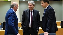 Ο αντιπρόεδρος της ΕΚΤ, Λουίς ντε Γκίντος, ο Επίτροπος Οικονομίας Πάολο Τζεντιλόνι και ο Αντιπρόεδρος της Κομισιόν Βάλντις Ντομπρόφσκις
