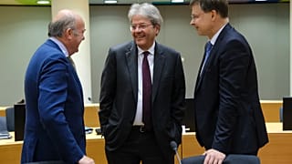 Ο αντιπρόεδρος της ΕΚΤ, Λουίς ντε Γκίντος, ο Επίτροπος Οικονομίας Πάολο Τζεντιλόνι και ο Αντιπρόεδρος της Κομισιόν Βάλντις Ντομπρόφσκις