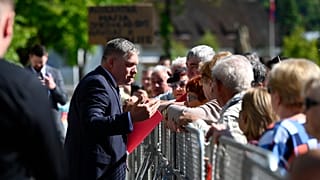 Ο Ρόμπερτ Φίτσο χαιρετάει κόσμο λίγο πριν πέσει θύμα πυροβολισμών