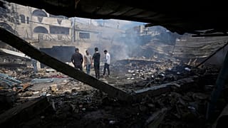 فلسطینی‌ها در ویرانی‌های پس از حمله اسرائیل به مدرسه‌ اونروا در نصیرات، نوار غزه، سه‌شنبه، ۱۴ مه ۲۰۲۴ 
