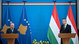  النائب الأول لرئيس وزراء كوسوفو المسؤول عن التكامل الأوروبي والتنمية والحوار بيسنيك بيسليمي (يسار) ووزير الخارجية  المجري بيتر زيجارتو يعقدان مؤتمرا صحفيا  في بودابست، المجر.