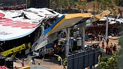 Διασώστες στέκονται κοντά στη μεγάλη διαφημιστική πινακίδα που κατέρρευσε το βράδυ της Δευτέρας μετά από έντονες βροχοπτώσεις και καταιγίδες στο Ghatkopar, 14 Μαΐου.