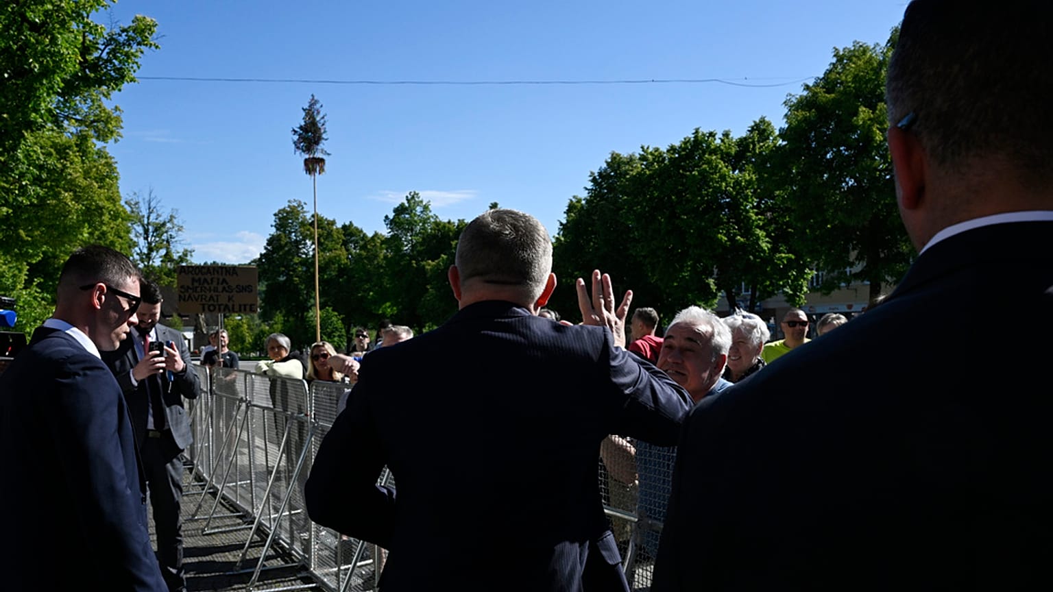 Ο Ρόμπερτ Φίτσο χαιρετάει τον κόσμο λίγο πριν τον πυροβολήσουν