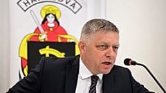 Le Premier ministre slovaque Robert Fico s'exprime lors d'une conférence de presse après la réunion du cabinet dans la ville de Handlova, Slovaquie, mercredi 15 mai 2024. 
