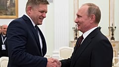 ARCHIVE : Le président russe Vladimir Poutine, à droite, serre la main du Premier ministre slovaque Robert Fico lors de leur rencontre au Kremlin à Moscou, jeudi 25 août 2016.