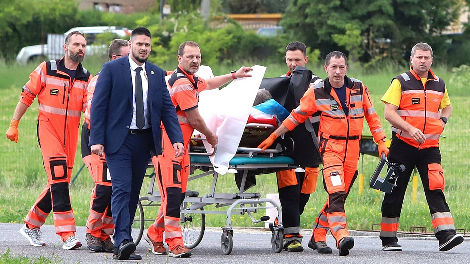 Rettungskräfte bringen den angeschossenen und verletzten slowakischen Premierminister Robert Fico in ein Krankenhaus in Banska Bystrica.