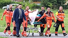 Des secouristes transportent le Premier ministre slovaque Robert Fico, blessé par balle, le 15 mai 2024.