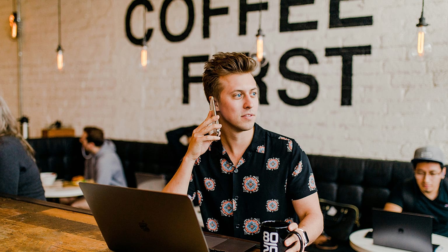 Alguns cafés proibiram completamente o uso de computadores portáteis, enquanto outros cobram uma taxa horária pelo privilégio. 