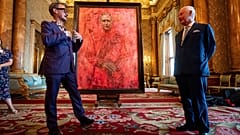 Der Künstler Jonathan Yeo (links) und der britische König Charles III. bei der Enthüllung von Yeos Porträt des Königs im blauen Salon des Buckingham Palace.