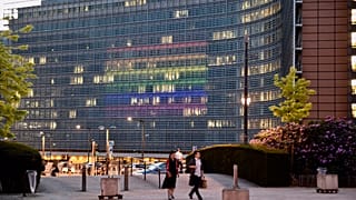 Szivárványos színfestés az Európai Bizottság központjának számiító Berlaymont épületen, Brüsszelben