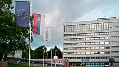 Der slowakische Ministerpräsident Robert Fico ist Berichten zufolge nach einem Attentat bei einer politischen Veranstaltung in der zentralen Stadt Handlova stabil.