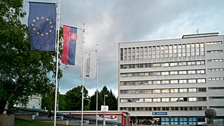 Der slowakische Ministerpräsident Robert Fico ist Berichten zufolge nach einem Attentat bei einer politischen Veranstaltung in der zentralen Stadt Handlova stabil.