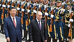  Putin, 16 Mayıs 2024 Perşembe günü Çin'in başkenti Pekin'de düzenlenen resmi karşılama töreni sırasında şeref kıtasını denetledi.