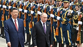  Putin, 16 Mayıs 2024 Perşembe günü Çin'in başkenti Pekin'de düzenlenen resmi karşılama töreni sırasında şeref kıtasını denetledi.
