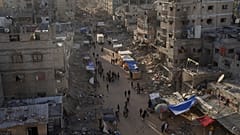  غارات جوية إسرائيلية  تستهدف مبنى سكنيا في مخيم جباليا للاجئين بالقرب من مدينة غزة  في وقت تتواصل فيه  المعارك شمال الإقليم.