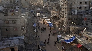  غارات جوية إسرائيلية  تستهدف مبنى سكنيا في مخيم جباليا للاجئين بالقرب من مدينة غزة  في وقت تتواصل فيه  المعارك شمال الإقليم.