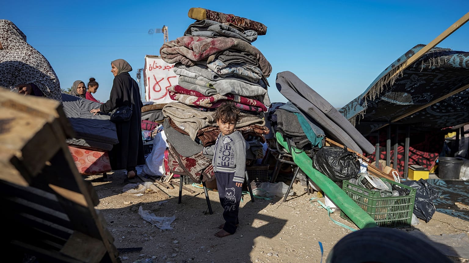 نازحون فلسطينيون يصلون إلى وسط غزة بعد فرارهم من مدينة رفح جنوب غزة في دير البلح، في 8 مايو، 2024
