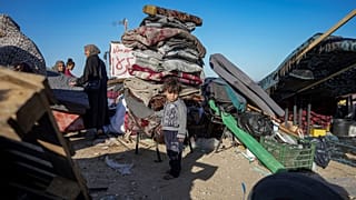 نازحون فلسطينيون يصلون إلى وسط غزة بعد فرارهم من مدينة رفح جنوب غزة في دير البلح، في 8 مايو، 2024