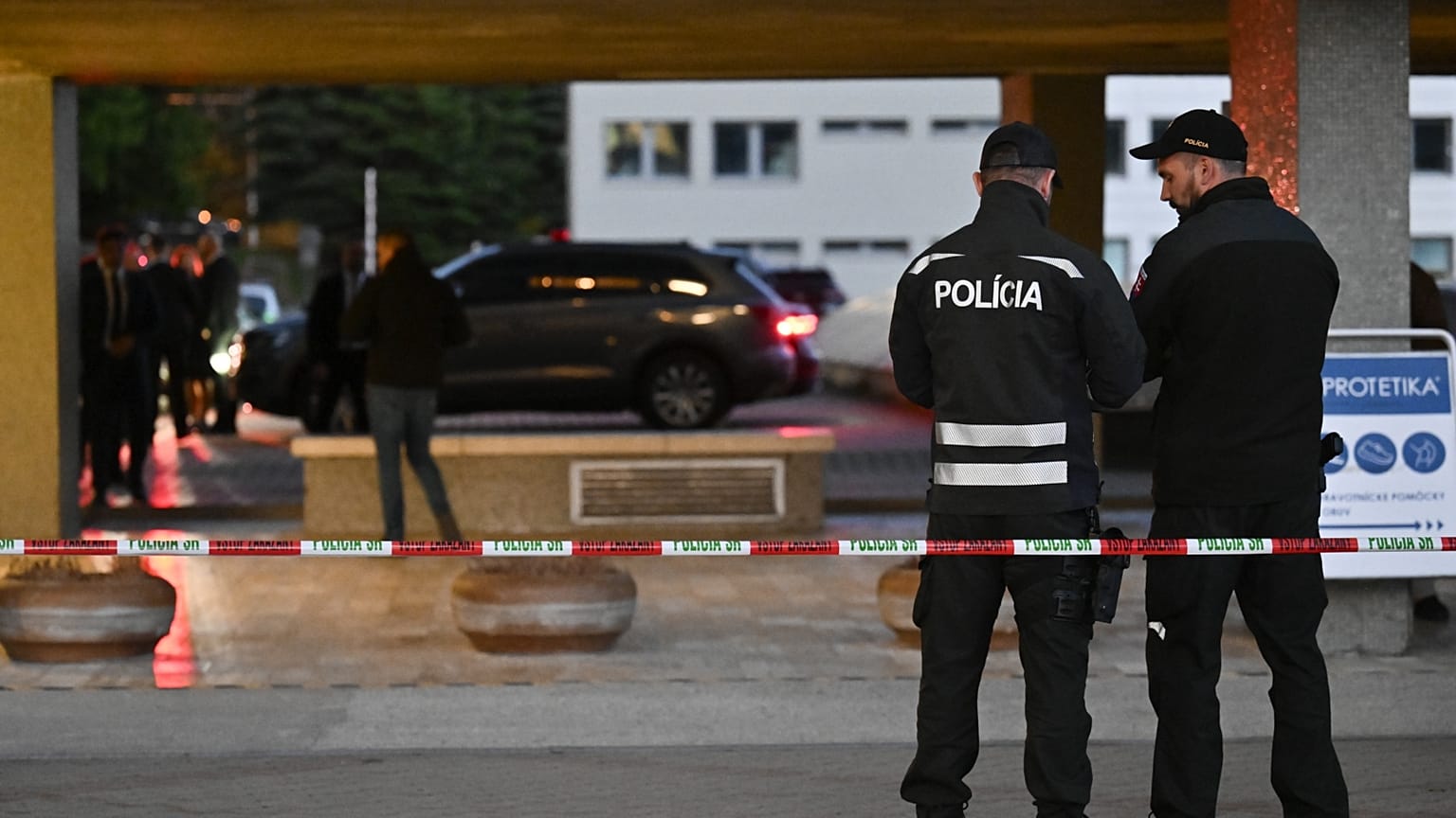 Rendőrök őrzik a miniszterelnököt a besztercebányai Roosevelt Kórház előtt
