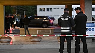 Rendőrök őrzik a miniszterelnököt a besztercebányai Roosevelt Kórház előtt