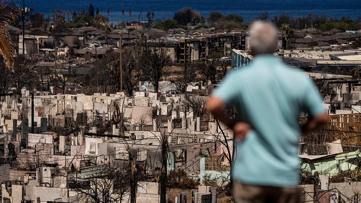 Un hombre observa las consecuencias de un incendio forestal en Lahaina, Hawái, el 19 de agosto de 2023.