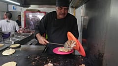 El chef Arturo Rivera Martínez, recién galardonado con una estrella Michelin, prepara un taco en la taquería 'El Califa de León', en Ciudad de México.