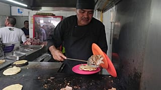 El chef Arturo Rivera Martínez, recién galardonado con una estrella Michelin, prepara un taco en la taquería 'El Califa de León', en Ciudad de México.