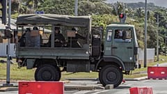 Französische Gendarmen patrouillieren auf den Straßen von Noumea (Neukaledonien),16. Mai 2024.