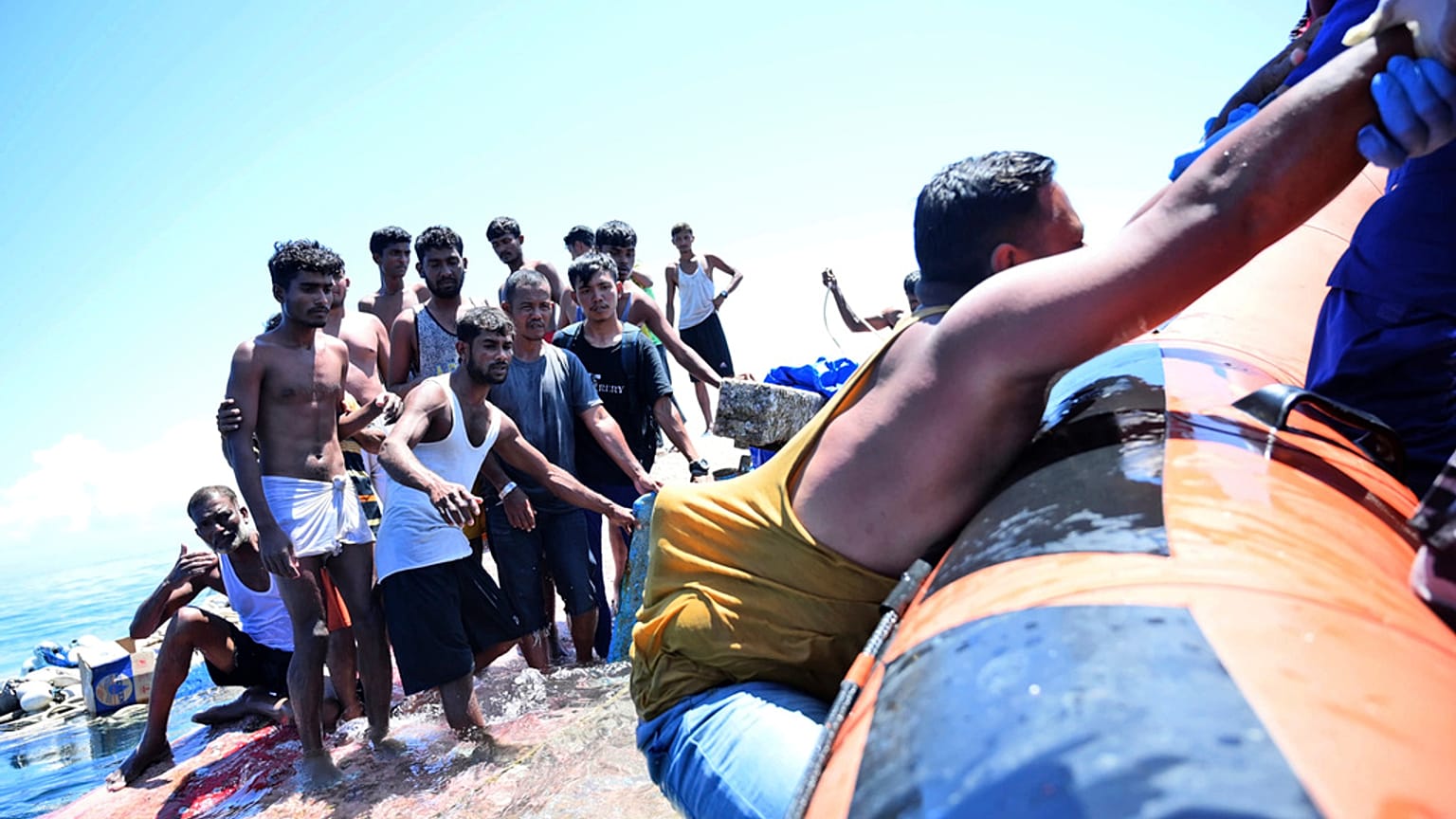 Im März hat ein indonesisches Rettungsschiff Dutzende Rohingya-Flüchtlinge aus einem gekenterten Holzboot gerettet. Viele Flüchtlinge verlieren in unsicheren Booten ihr Leben.