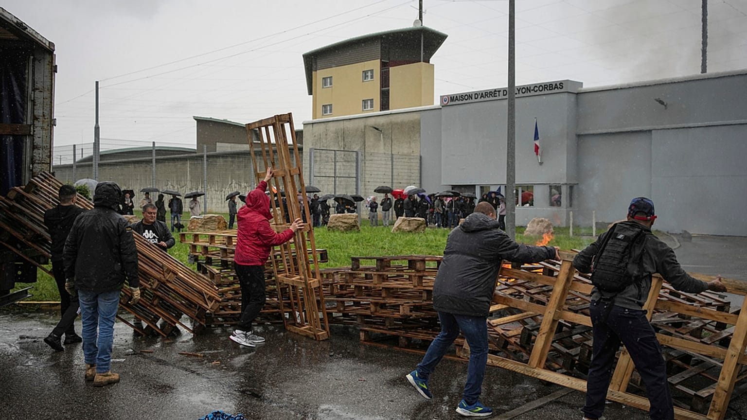 Meslektaşlarının öldürülmesini protesto eden hapishane çalışanları cezaevleri önünde gösteri düzenledi