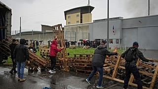 Meslektaşlarının öldürülmesini protesto eden hapishane çalışanları cezaevleri önünde gösteri düzenledi