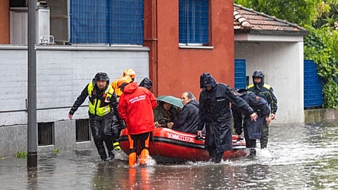 Des pompiers secourent des gens en Lombardie après la montée des eaux