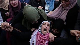 الفلسطينية فيروز صافي تبكي وهي تلقي النظرة الأخيرة على جثمان ابنها أيسر صافي