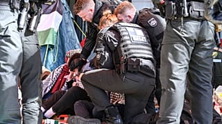 Polis, Almanya'nın Bremen Üniversitesi'ndeki bir binada Filistin yanlısı aktivistlerin kurduğu protesto kampını temizledi. 8 Mayıs 2024 