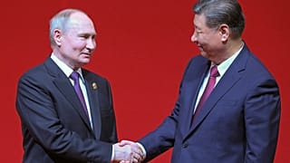 Putin e Xi Jinping deram um aperto de mão durante o concerto que marca o 75º aniversário das relações diplomáticas entre a Rússia e a China