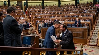 İspanya Başbakanı Pedro Sanchez (sol) ile Parlamento'dael sıkışan Ulaştırma Bakanı Oscar Puente