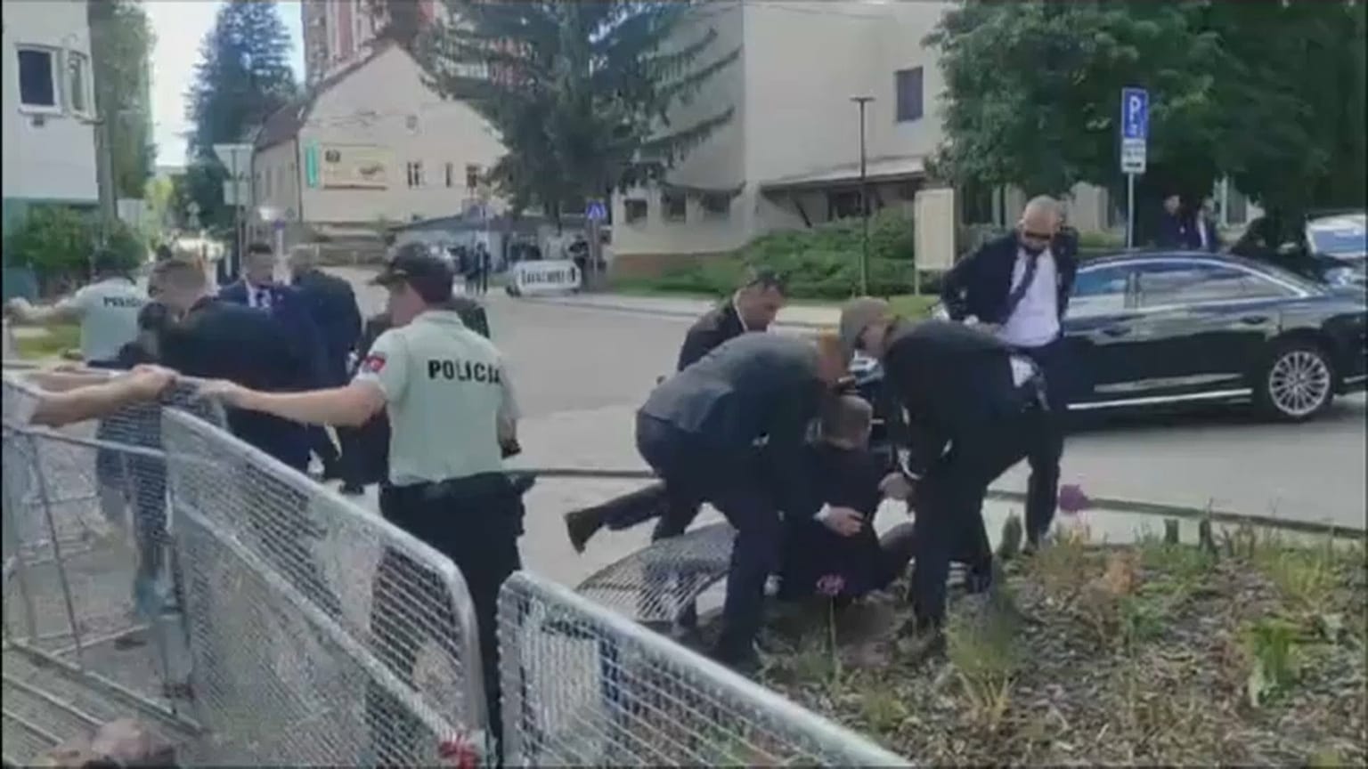 Equipo de seguridad de Fico tras el atentado. 