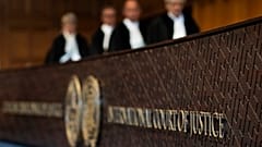 القضاة يدخلون محكمة العدل الدولية لعقد جلسات استماع بشأن الحرب الإسرائيلية على غزة، لاهاي، هولندا، 16 مايو، 2024.