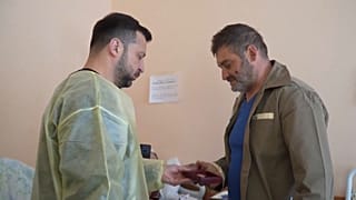 Selenskyj ehrte Verwundete Soldaten aus Charkiw mit Auszeichnungen.