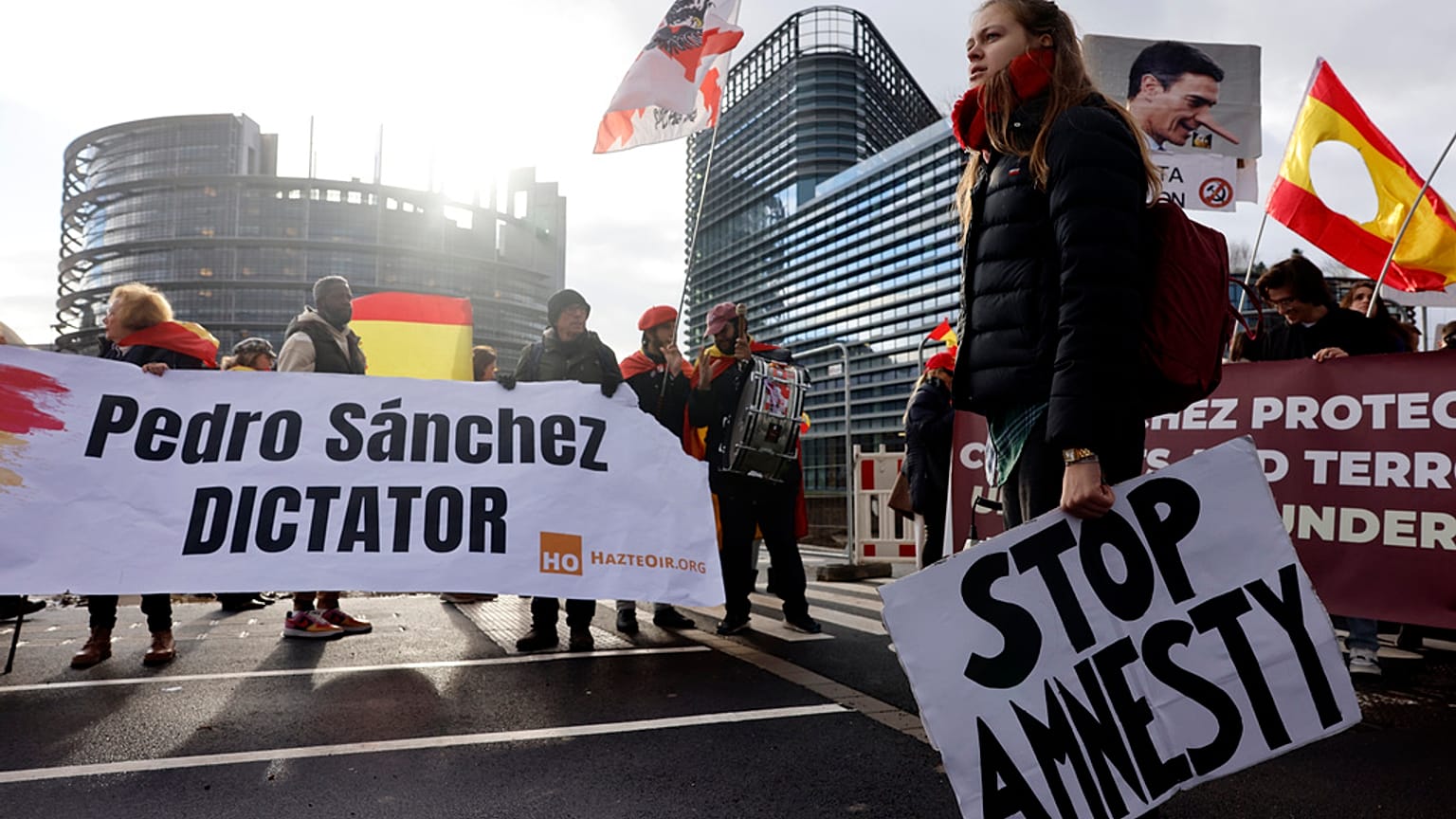Manifestantes protestan contra la ley de amnistía ante el Parlamento Europeo en 2023 en Estrasburgo